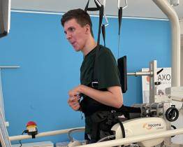 Dvaadvacetiletý Pavel se před rokem vážně zranil po pádu ze střechy. Pomozte mu zpátky na nohy