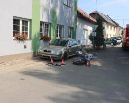 Pětatřicetiletý muž se vážně zranil po nebezpečném manévru na motorce. Navíc neměl ani řidičák