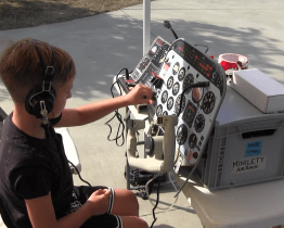 S prázdninami se děti mohly rozloučit na leteckém simulátoru