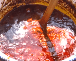 Guláše mohli lidé v Zarazických sklepech zapít burčákem