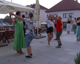 Lidé si zatančili bachatu pod hvězdným nebem