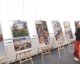 Retrospektivní výstava zrcadlí působení organizace Za sklem