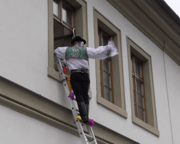 Pro hodové právo musel stárek vystoupat po žebříku 