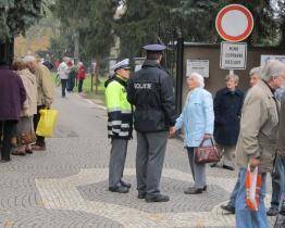 Nápor návštěvníků na hřbitovech. Využijte služeb MHD a chraňte si své věci, radí městská policie