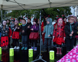 Broučci s lampiony se setkali i za deště