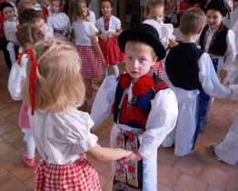 Děti z jarošovské mateřské školy prožily celý den ve slováckých krojích