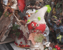 Děti tvořily postavičky skřítků z přírodních materiálů