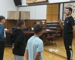 Mistr verbuňku Petr Polách učí mladé kluky tancovat slavný lidový tanec