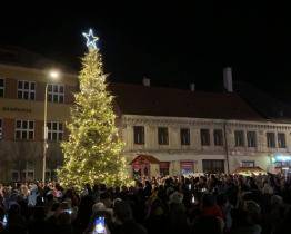 O první adventní neděli rozsvítili ve Strážnici vánoční strom