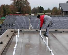 Záchranka instaluje fotovoltaiku na sedmi výjezdových základnách