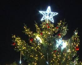 Advent ve Veselí zahájily trhy a rozsvícení stromu na náměstí Míru