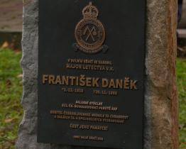 V Dolním Němčí odhalili pamětní desku letci RAF Františku Daňkovi