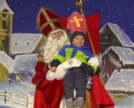 Mikuláš v Hodoníně děti odměnil a přinesl jim i výjimečnou show
