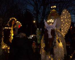 Uherským Brodem projížděla mikulášská družina na nebesky zářících koních 