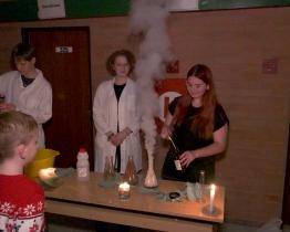 Středoškoláci ukázali, že chemie může být zábavná