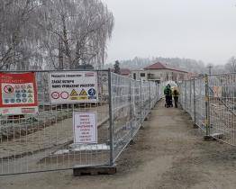 Nový most v Napajedlích se otevře letos v srpnu. Pro chodce vznikl oplocený koridor