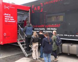 Kamion s digitální dílnou zamířil na uherskohradišťské gymnázium