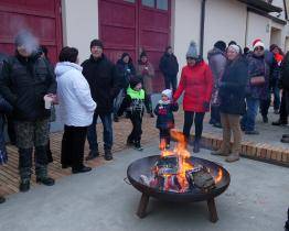 V silvestrovském odpoledni hrála na radničním nádvoří rocková kapela