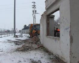Veselské služby města bourají budovu, kde se scházejí problematické osoby