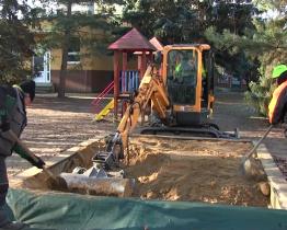 Služby města vymění písek na všech dětských hřištích