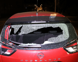 Opilá žena záměrně poškodila zaparkované auto v Uherském Ostrohu. Hrozí jí vězení
