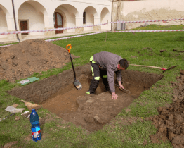 Na zahradě Panského domu pracují archeologové