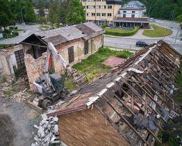Revitalizace prostoru před vlakovým nádražím v Rožnově začala demolicí čtyř budov