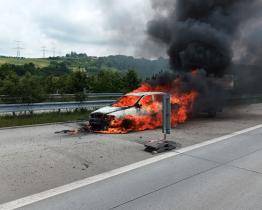 Automobil začal krátce po natankování hořet za jízdy. Při příjezdu hasičů už byl celý v plamenech