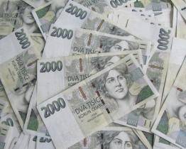 Zloději ukradli z nezamčeného vozidla téměř 54 tisíc korun. Užít si je nestihli