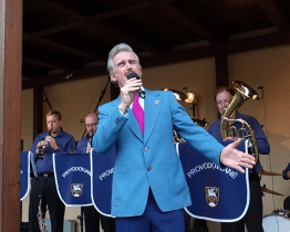 Výtvarník František Skála předvedl netradiční dechovku