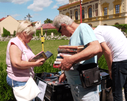 Bazar knih v Uherském Hradišti nabídl beletrii na léto, ale i noty