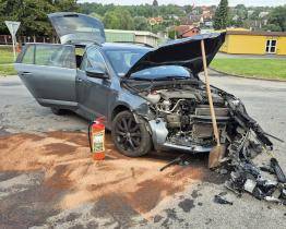 Ve Valašském Meziříčí vzplálo auto za jízdy, ve Slušovicích se srazily dva osobáky