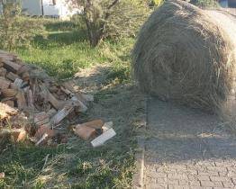 Ženu na Vsetínsku povalil kutálející se balík sena. Spadl z vlečky traktoru