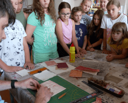 Žáci ZUŠ na výtvarném táboře  Ateliér Knihozem objevují tajemství krásných knih 