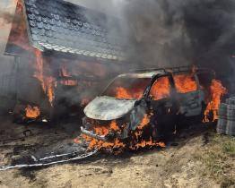 Od hořící dodávky chytil i zahradní domek. Škoda je přes půl milionu