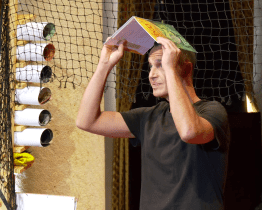 Ve Sloupovém sále muzea vypletl své divadelní sítě pavouk Čenda 