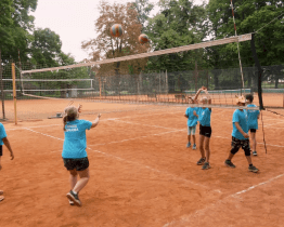 Mladí volejbalisté využili prázdniny k tréninku na kurtech