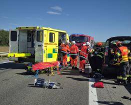 Vážná nehoda několika vozidel na silnici I/50 u Kunovic komplikovala dopravu v okolí