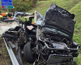 Z dálničního mostu u Bezměrova se zřítilo osobní vozidlo. Řidič nehodu nepřežil