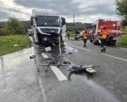 Tragická nehoda na hlavním tahu na Slovensko: jeden řidič zemřel, pro spolujezdkyni letěl vrtulník