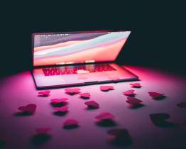 Komu není rady… Mladík dvakrát naletěl neznámým ženám na sociální síti, přišel o 150 tisíc korun