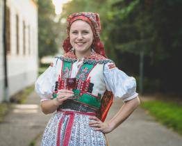 Zámecký ryneček nabídne folklor, víno, výstavu krojů i poutavé besedy