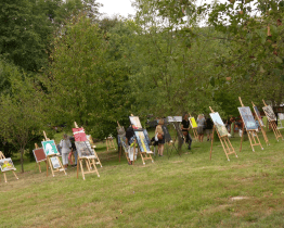 Výstava na louce představila díla více než 50 autorů