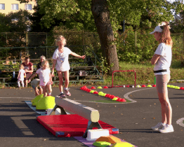 Akce u Sokolovny spojila aktivní odpoledne s opékáním špekáčků