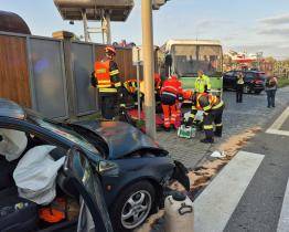 Nehoda ve Starém Městě si vyžádala tři zraněné, ve Spytihněvi se srazilo nákladní vozidlo s osobním