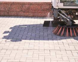 Od září zmizelo ze zlínských ulic přes 76 tun smetků. Efektivnímu úklidu brání špatně zaparkovaná auta