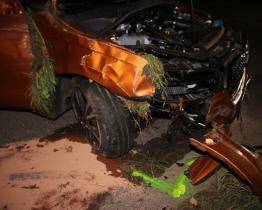 Opilý řidič nezvládl zatáčku a s autem udělal několik kotrmelců