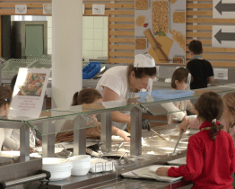 ZŠ v Malenovicích předchází plýtvání, zavedla samoobslužný bufet