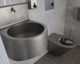 Lidé bez domova se mohou vysprchovat v sanitárním kontejneru