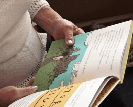 Hledají se babičky a dědečci, kteří budou chodit číst dětem do školek